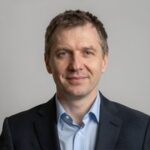 Портрет уверенного бизнесмена компании Ял на нейтральном фоне для сайта новостроек Нижнекамска