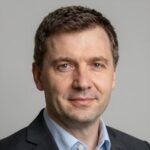 Портрет уверенного бизнесмена компании Ял на нейтральном фоне для сайта новостроек Нижнекамска