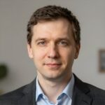 Портрет уверенного бизнесмена компании Ял на нейтральном фоне для сайта новостроек Нижнекамска